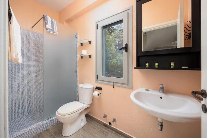 Family bathroom with shower . - Villa Marmari . (Photo Gallery) }}