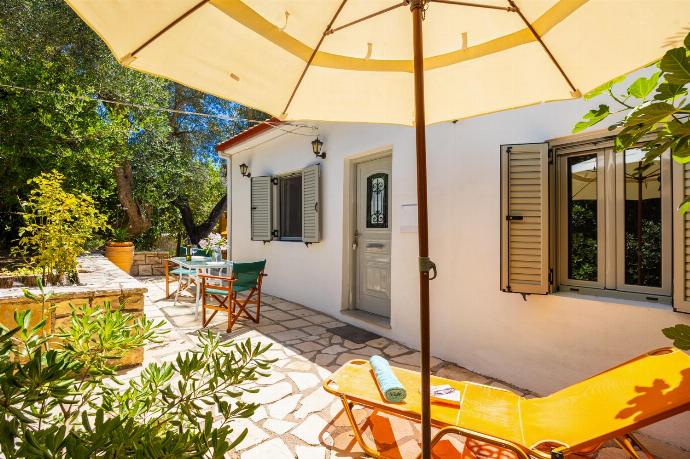 Beautiful cottage with private terrace area . - Stefanos Cottage . (Galleria fotografica) }}