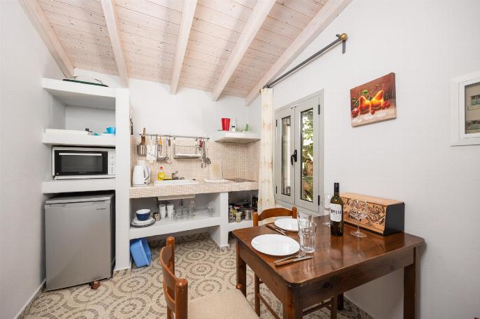 Equipped kitchen . - Stefanos Cottage . (Fotogalerie) }}