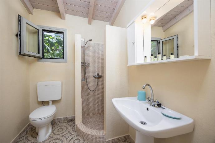 Family bathroom with shower . - Stefanos Cottage . (Fotogalerie) }}