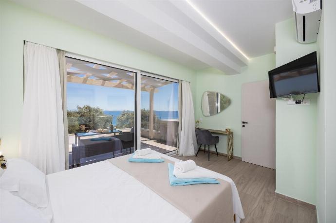 Double bedroom with en suite bathroom, A/C, TV, and sea views . - Villa Daisy . (Photo Gallery) }}