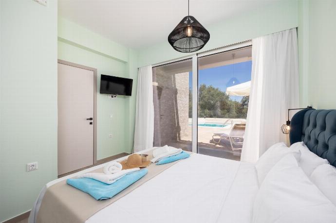 Double bedroom with en suite bathroom, A/C, and TV . - Villa Daisy . (Photo Gallery) }}