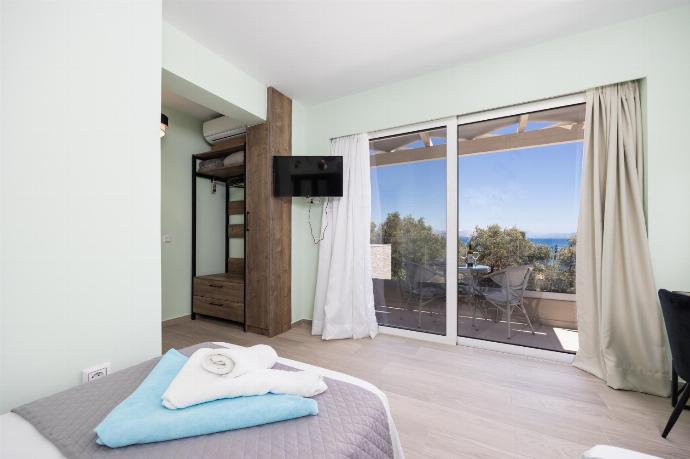 Twin bedroom with en suite bathroom, A/C, TV, and sea views . - Villa Daisy . (Photo Gallery) }}
