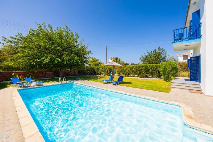 Private pool and terrace . - Villa Rotiana . (Galería de imágenes) }}