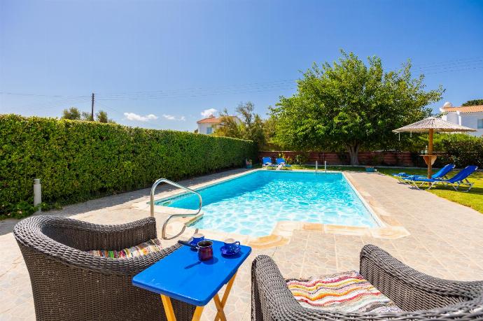 Private pool and terrace . - Villa Rotiana . (Galería de imágenes) }}