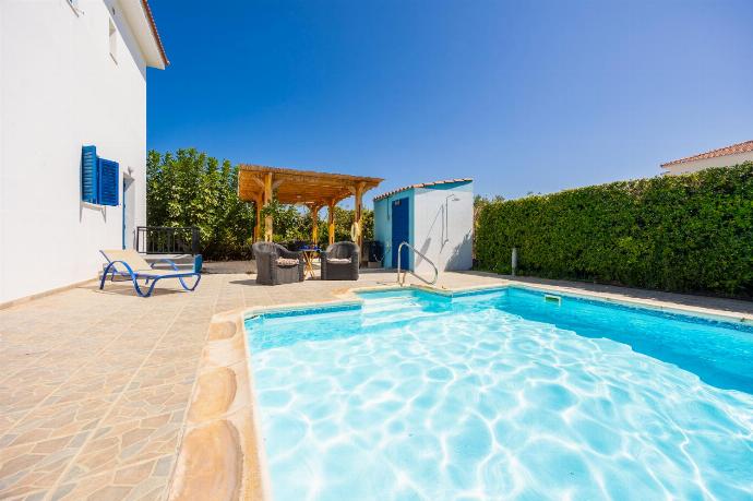 Private pool and terrace . - Villa Rotiana . (Galería de imágenes) }}