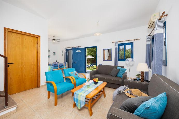 Open-plan living room with sofas, dining area, kitchen, A/C, WiFi internet, and satellite TV . - Villa Rotiana . (Galleria fotografica) }}