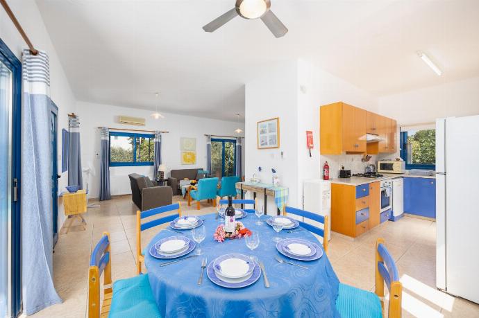 Open-plan living room with sofas, dining area, kitchen, A/C, WiFi internet, and satellite TV . - Villa Rotiana . (Galería de imágenes) }}