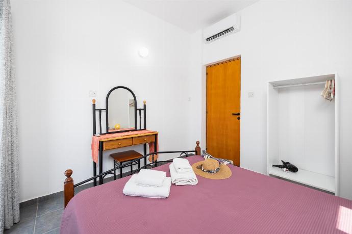 Double bedroom with A/C . - Villa Rotiana . (Galleria fotografica) }}