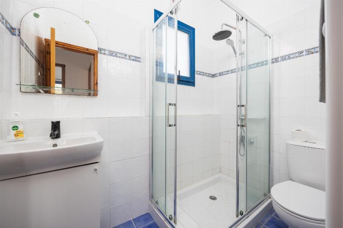 Family bathroom with shower . - Villa Rotiana . (Galleria fotografica) }}