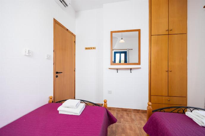 Twin bedroom with A/C . - Villa Rotiana . (Galleria fotografica) }}