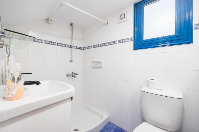 Family bathroom with shower . - Villa Rotiana . (Galería de imágenes) }}