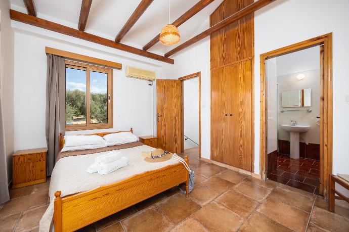 Double bedroom with en suite bathroom and A/C . - Villa Angela Paradise . (Photo Gallery) }}