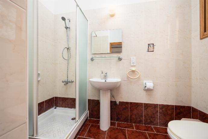 En suite bathroom with shower . - Villa Angela Paradise . (Photo Gallery) }}