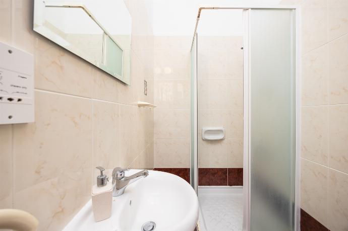 En suite bathroom with shower . - Villa Angela Paradise . (Photo Gallery) }}