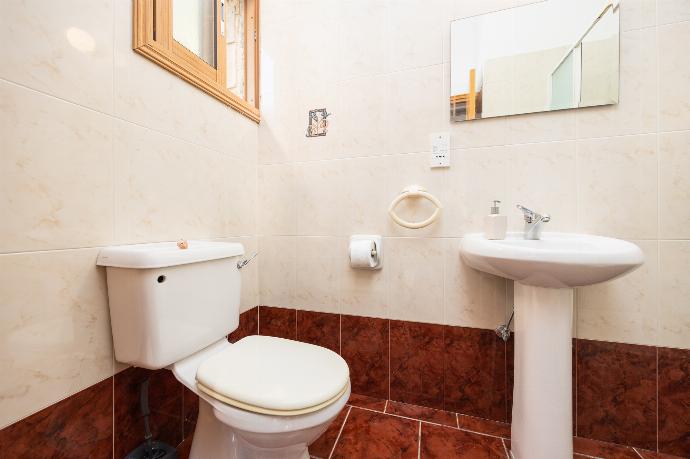 En suite bathroom with shower . - Villa Angela Paradise . (Photo Gallery) }}