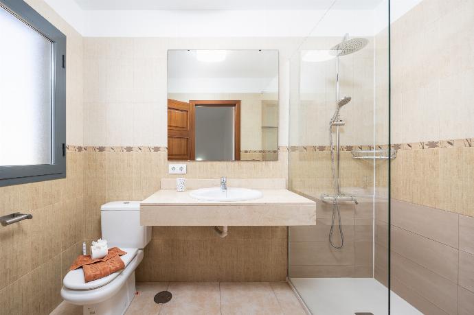 Family bathroom with shower . - Villa Verol . (Photo Gallery) }}