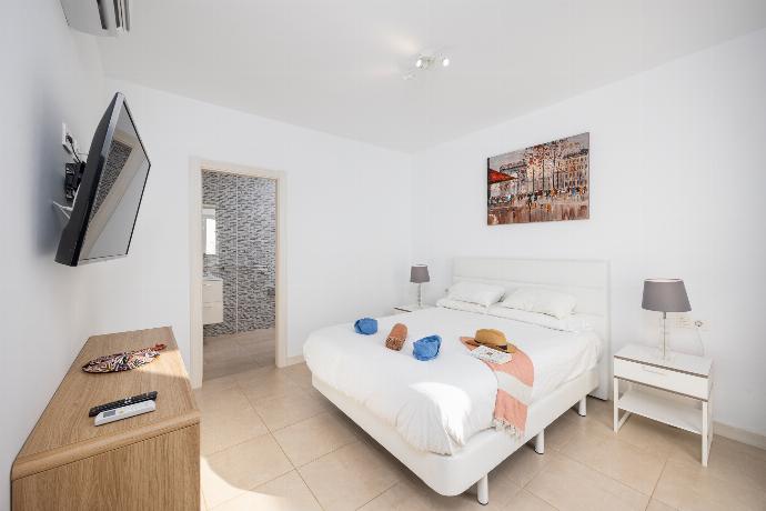 Double bedroom with en suite bathroom and A/C . - Villa Janubio . (Photo Gallery) }}