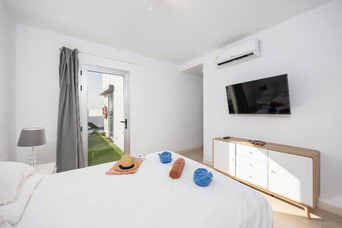 Double bedroom with en suite bathroom and A/C . - Villa Janubio . (Photo Gallery) }}