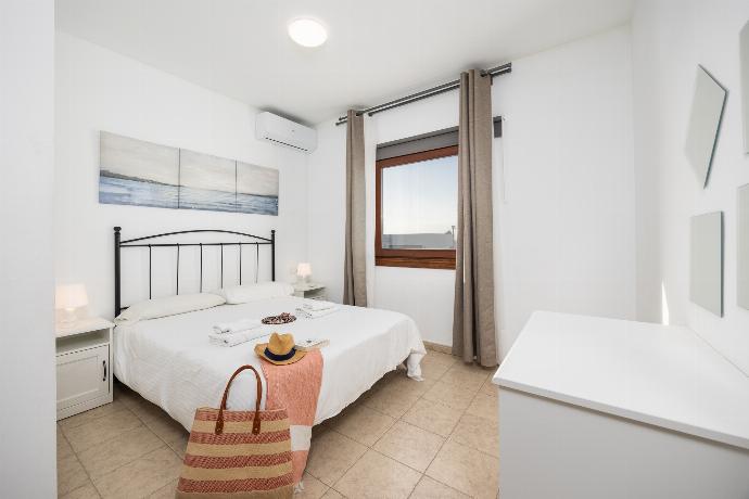 Double bedroom with en suite bathroom and A/C . - Villa Calma 1B . (Photo Gallery) }}