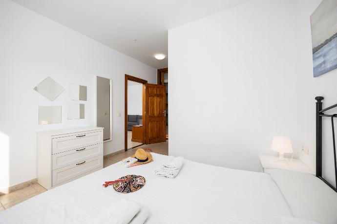 Double bedroom with en suite bathroom and A/C . - Villa Calma 1B . (Photo Gallery) }}