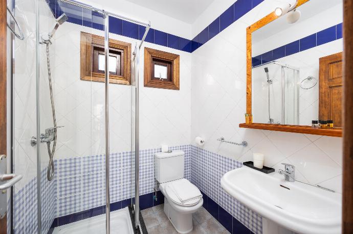 Family bathroom with shower . - Villa Calma 1B . (Photo Gallery) }}