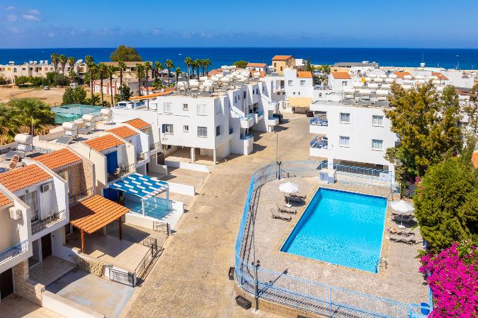 Aerial view of shared pool . - Bluesea View Latchi Apartment . (Galleria fotografica) }}