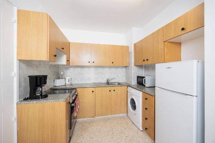 Equipped kitchen . - Bluesea View Latchi Apartment . (Fotogalerie) }}