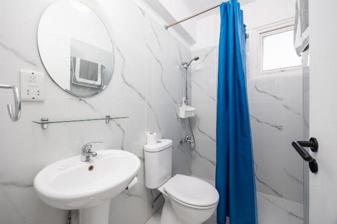 Family bathroom with shower . - Bluesea View Latchi Apartment . (Галерея фотографий) }}