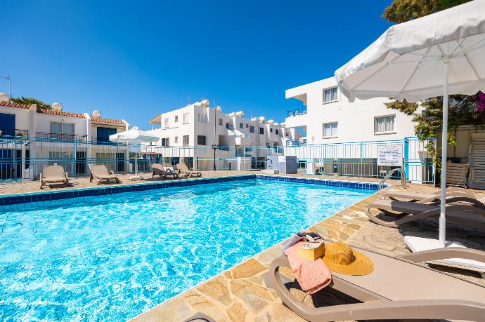 Private balcony . - Latchi Harbour Maisonette . (Fotogalerie) }}