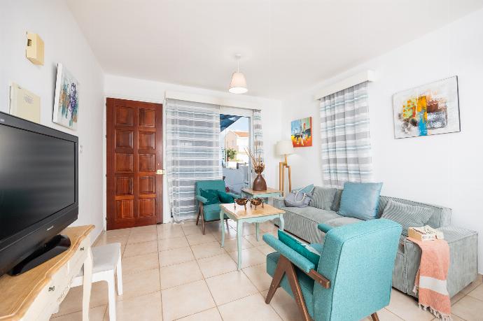 Open-plan living room with sofa, dining area, kitchen, A/C, WiFi internet, and satellite TV . - Latchi Harbour Maisonette . (Fotogalerie) }}