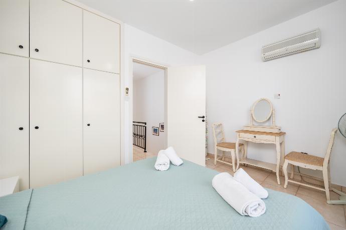 Twin bedroom with A/C . - Latchi Harbour Maisonette . (Galleria fotografica) }}