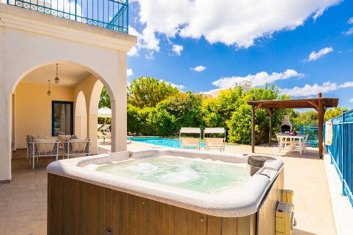 Jacuzzi . - Villa Poseidonas . (Photo Gallery) }}