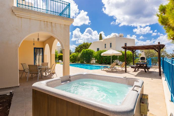 Jacuzzi . - Villa Ermis . (Photo Gallery) }}