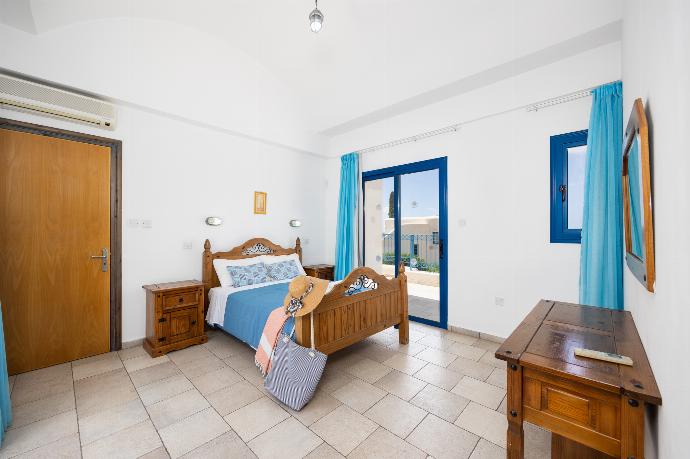 Double bedroom with en suite bathroom and A/C . - Villa Ermis . (Photo Gallery) }}