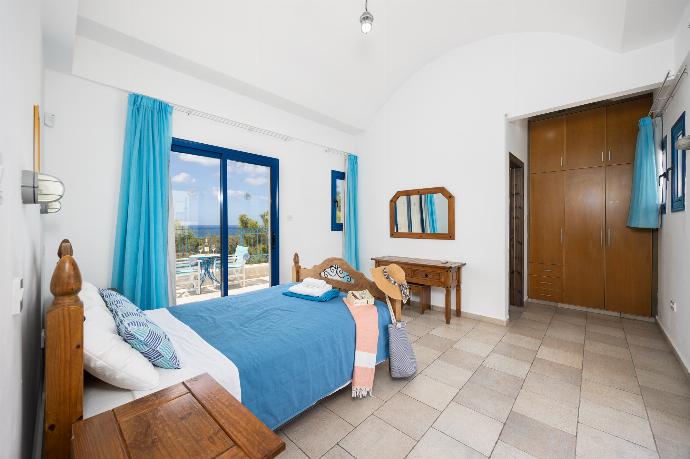 Double bedroom with en suite bathroom and A/C . - Villa Ermis . (Photo Gallery) }}