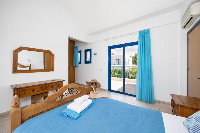 Double bedroom with en suite bathroom and A/C . - Villa Ermis . (Photo Gallery) }}