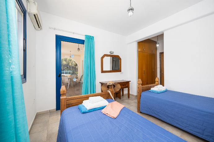 Twin bedroom with en suite bathroom and A/C . - Villa Ermis . (Photo Gallery) }}