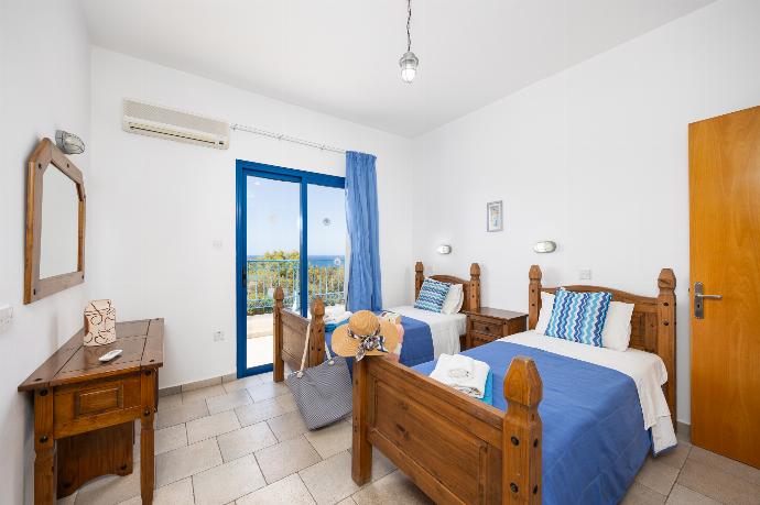 Twin bedroom with en suite bathroom and A/C . - Villa Ermis . (Photo Gallery) }}