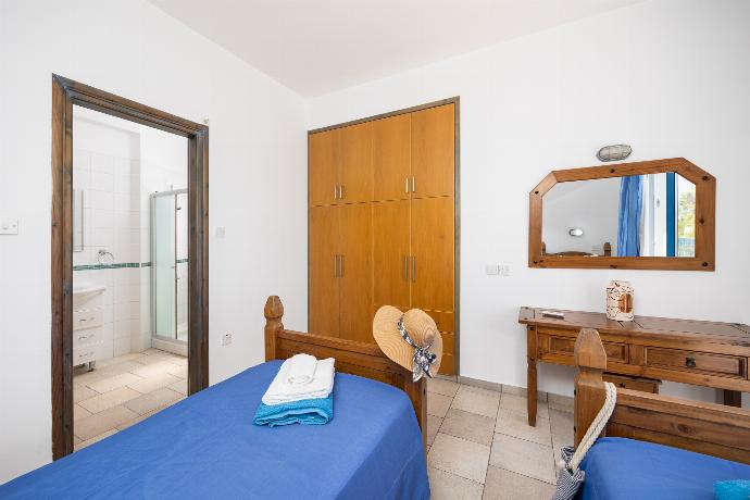 Twin bedroom with en suite bathroom and A/C . - Villa Ermis . (Photo Gallery) }}