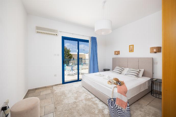 Double bedroom with en suite bathroom and A/C . - Villa Athina Ena . (Photo Gallery) }}