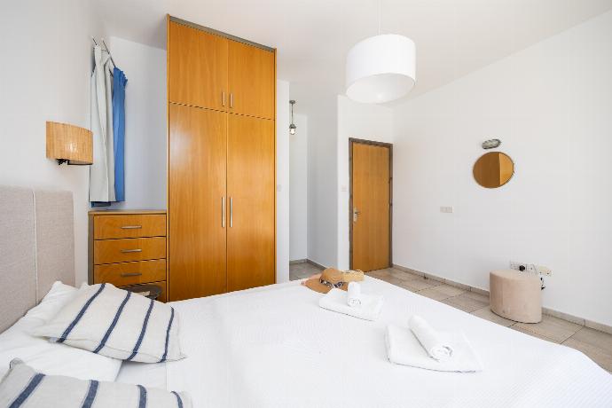 Double bedroom with en suite bathroom and A/C . - Villa Athina Ena . (Photo Gallery) }}