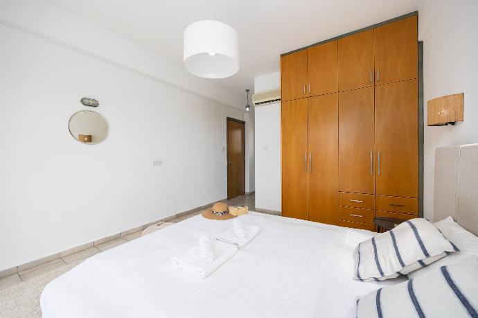 Double bedroom with en suite bathroom and A/C . - Villa Athina Ena . (Photo Gallery) }}