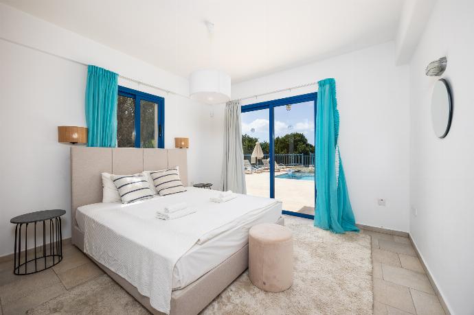 Double bedroom with en suite bathroom and A/C . - Villa Athina Ena . (Photo Gallery) }}