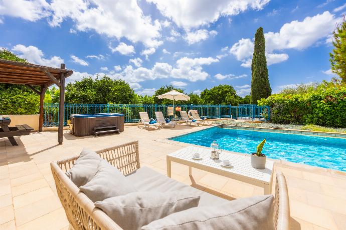 Private pool and terrace . - Villa Estia . (Galería de imágenes) }}