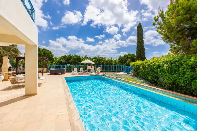 Private pool and terrace . - Villa Estia . (Galería de imágenes) }}