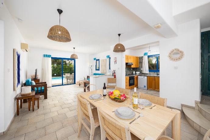 Open-plan living room with sofas, dining area, kitchen, A/C, WiFi internet, and satellite TV . - Villa Estia . (Galería de imágenes) }}