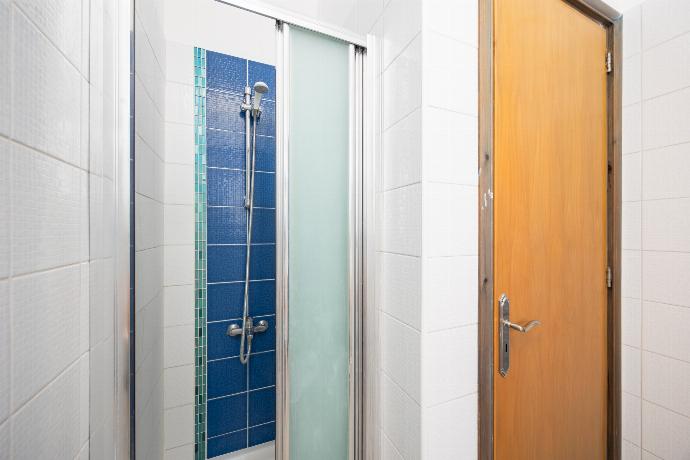 En suite bathroom with shower . - Villa Estia . (Galería de imágenes) }}