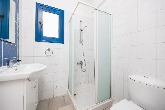 En suite bathroom with shower . - Villa Estia . (Galería de imágenes) }}