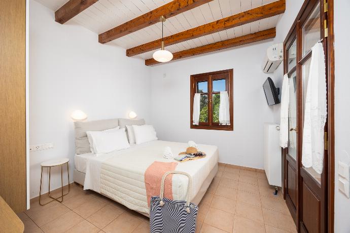 Double bedroom with A/C . - Villa Aloe . (Photo Gallery) }}